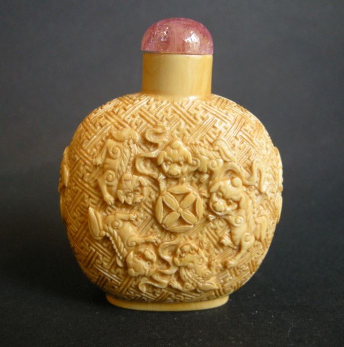 Ivory snuff bottle sculpted with 9 Fo Dogs | MasterArt